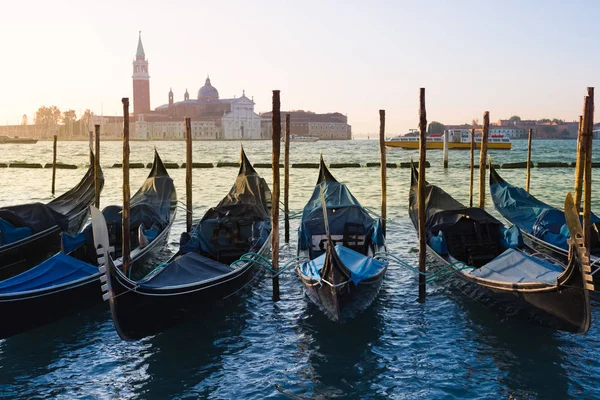 Gondole All Alba Con Vista Sulla Chiesa San Giorgio Maggiore — Foto Stock