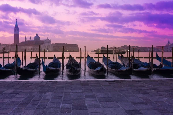 Gondoler Sunrise Med Utsikt Över San Giorgio Maggiore Kyrkan Bakgrunden — Stockfoto