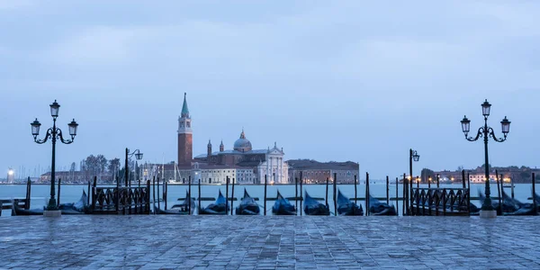 Gondeln Bei Sonnenaufgang Mit Blick Auf Die Kirche San Giorgio — Stockfoto