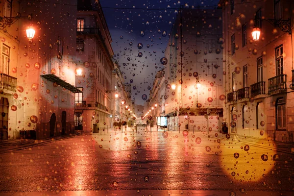 晚上在城市的雨天 交通车和城市灯在街道上 — 图库照片