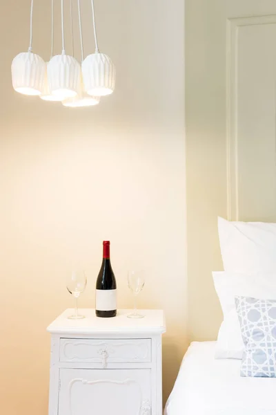 酒瓶与酒杯在卧室里 酒店客房服务 — 图库照片