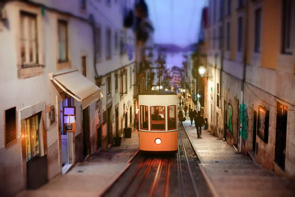 Eski Şehir Portekiz Lizbon Sarı Tramvay Füniküler Tilt Shift Etkisi — Stok fotoğraf