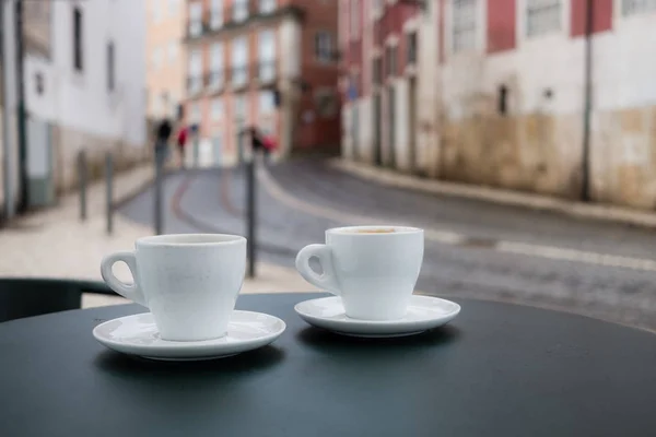 Кавові Чашки Столі Типового Європейського Відкритий Кафе — стокове фото