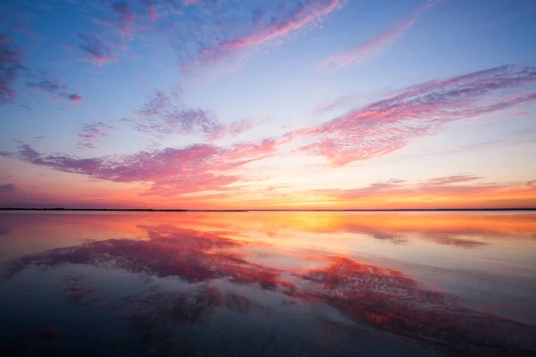 Zachmurzony Kolorowy Zachód Słońca Nad Powierzchnię Wody Spokojne Morze — Zdjęcie stockowe