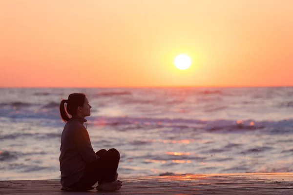 Profilo Una Donna Silhouette Guardando Sole Sulla Spiaggia Tramonto — Foto Stock