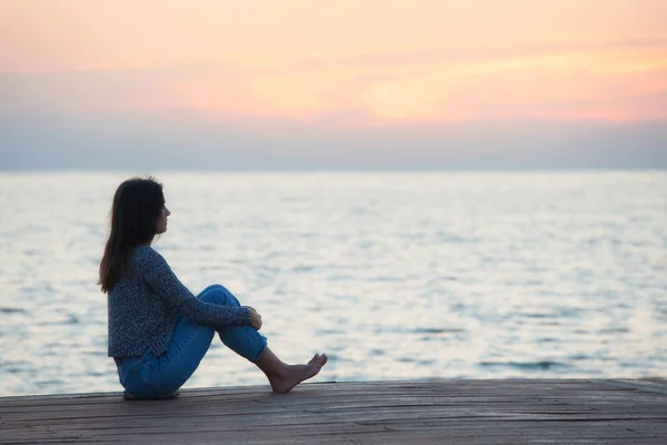 Profilo Una Donna Silhouette Guardando Sole Sulla Spiaggia Tramonto — Foto Stock