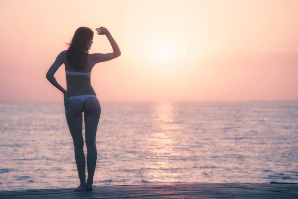 Silhouette Einer Frau Die Den Sonnenaufgang Über Dem Horizont Beobachtet — Stockfoto