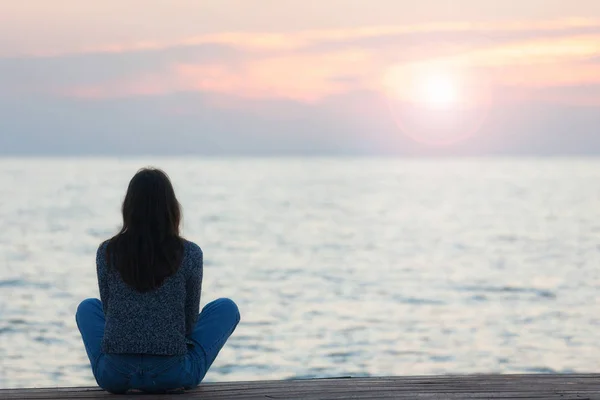 Profilo Una Donna Silhouette Guardando Sole Sulla Spiaggia Tramonto — Foto Stock