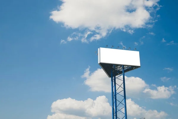 Grande Cartellone Bianco Contro Cielo Nuvoloso Blu — Foto Stock