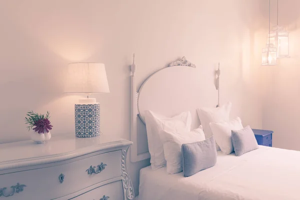 Elegante Schicke Weiße Schlafzimmer Mit Doppelbett Lampe Blume — Stockfoto