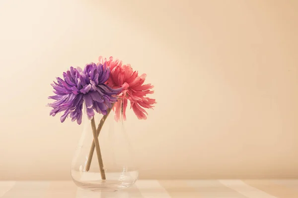 Flowers Vase Wooden Table White Wall — Stock Photo, Image