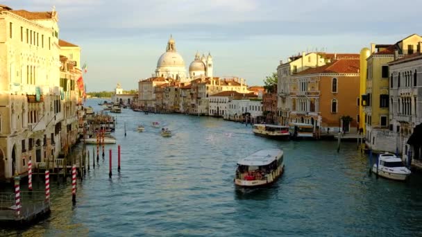 ヴェネツィア イタリア 2017 ベニス イタリア グランド運河ボートのトラフィック アカデミー橋からの眺め ゴンドラ 水トラム ヴェネツィアのチャネルを介して観光客帆ボート — ストック動画
