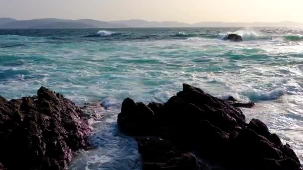 Mořské Vlny Zřítilo Spreji Skalnatém Pobřeží — Stock video