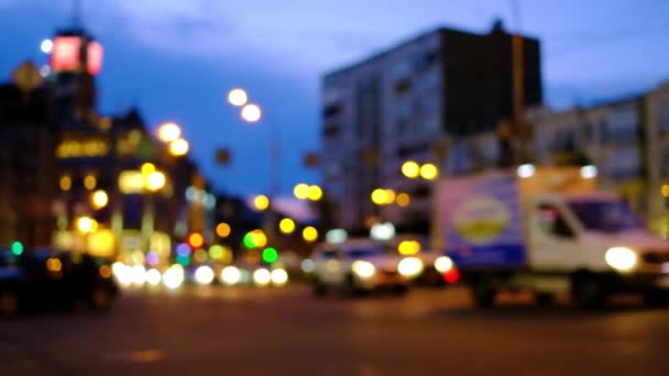 夜の街には 車のライトと背景がぼやけています ぼやけてやり場のない街の明かりでフォーカスの背景から — ストック動画