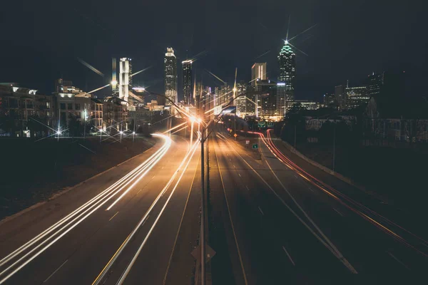Atlanta Downtown Moderna Natt Stadssilhuetten Över Motorvägen Georgia Usa — Stockfoto