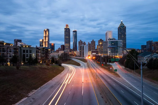 亚特兰大市中心现代城市夜地平线在州际公路 佐治亚 — 图库照片