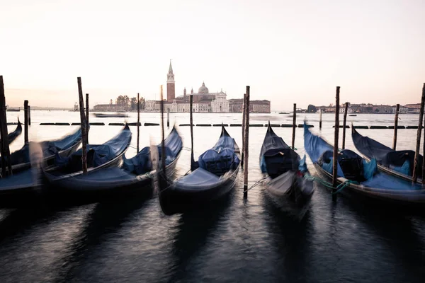 Widok Klasyczny Venice Słynnego Gondoli Wschodzie Słońca Włochy — Zdjęcie stockowe