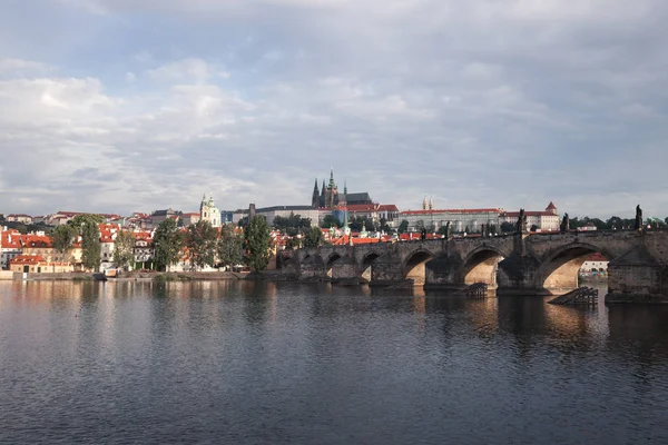 チェコ共和国プラハ パノラマ ビューでカレル橋 — ストック写真