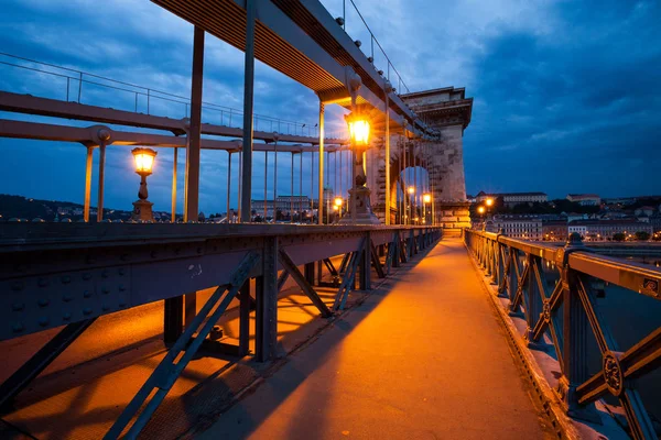 ブダペスト ハンガリーの夜景が一望で古い鎖橋 — ストック写真