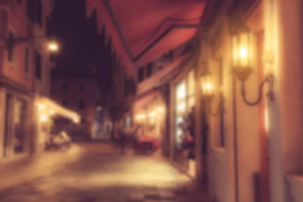 一大群人在老城城夜街弥散模糊的抽象背景 — 图库照片