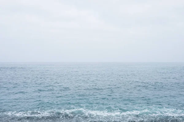 深海水波と荒れ模様の空 自然の背景 — ストック写真