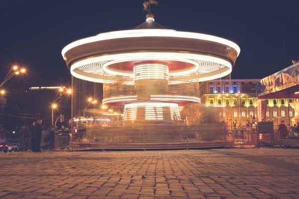 Carrusel Tradicional Brillantemente Iluminado Festival Nocturno Calle Ciudad — Foto de Stock