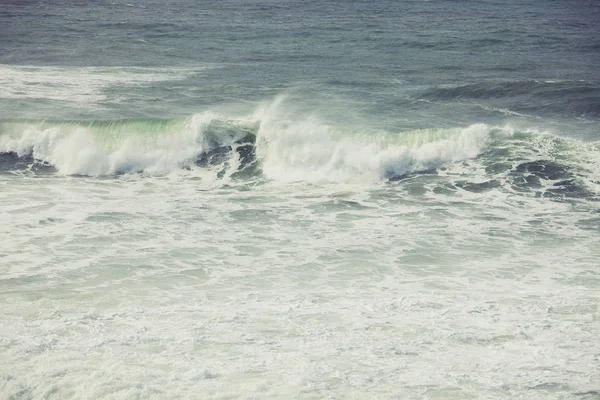 海浪在海洋中 近距离看暴风雨海 — 图库照片