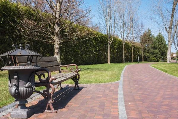木製のベンチと緑の都市公園路地 — ストック写真