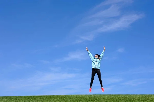 Hübsche Junge Frau Springt Auf Grünem Rasen Über Blauen Himmel — Stockfoto