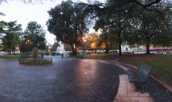 緑の都市公園 早朝のベンチと路地 — ストック写真