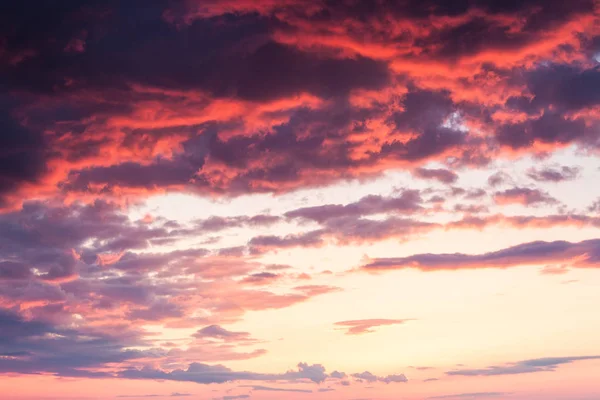 Bunte Dramatische Himmel Mit Wolken Bei Sonnenuntergang — Stockfoto