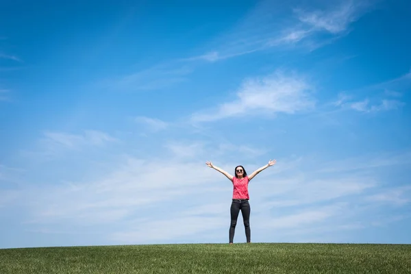 Young Woman Standing Field Green Grass Blue Sky — Stock Photo, Image