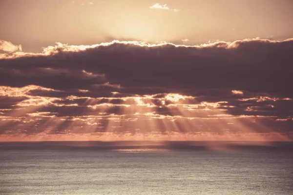 夕暮れ時の雲とカラフルな劇的な空 — ストック写真