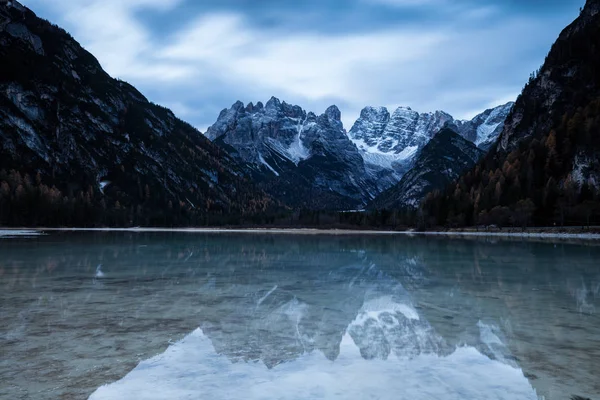 美丽的山湖在五颜六色的日出 自然景观 Landro Durrensee 白云岩 阿尔卑斯 意大利 — 图库照片