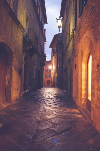 古老的欧洲狭窄空旷的街道 在一个朦胧的夜晚 一个中世纪的小镇 皮恩扎 意大利 — 图库照片