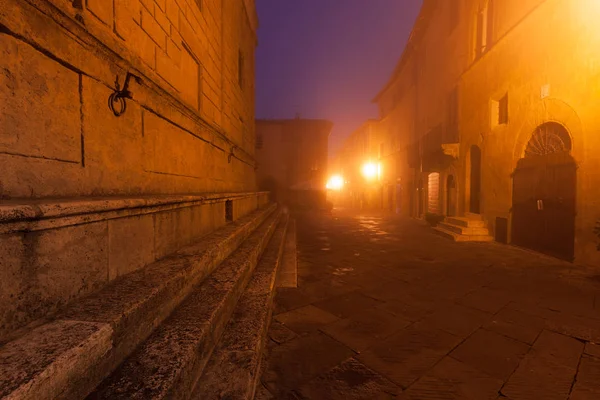 Staré Evropské Úzké Prázdné Ulice Středověkého Města Mlhavé Večer Pienza — Stock fotografie