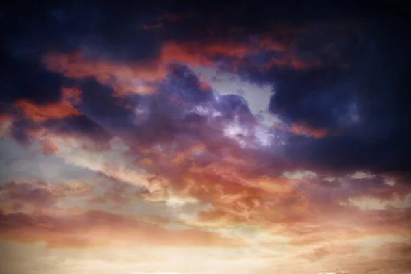 Bunte Dramatische Himmel Mit Wolken Bei Sonnenuntergang — Stockfoto