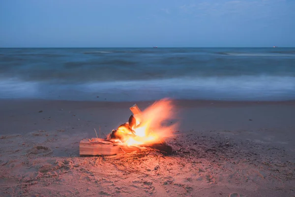 Plaża Przy Ognisku Brzeg Oceanu Piasek Spalanie Drewna Białym Piaskiem — Zdjęcie stockowe