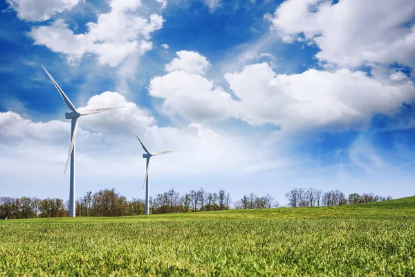 Yel Değirmenleri Elektrik Enerjisi Üretim Için Temiz Enerji Kavramı — Stok fotoğraf