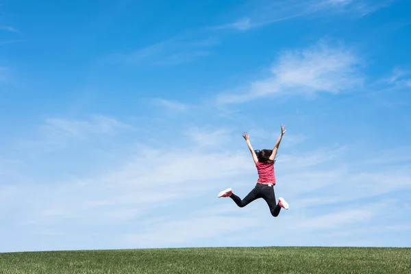 Bonita Mujer Joven Saltando Sobre Césped Hierba Verde Sobre Cielo —  Fotos de Stock