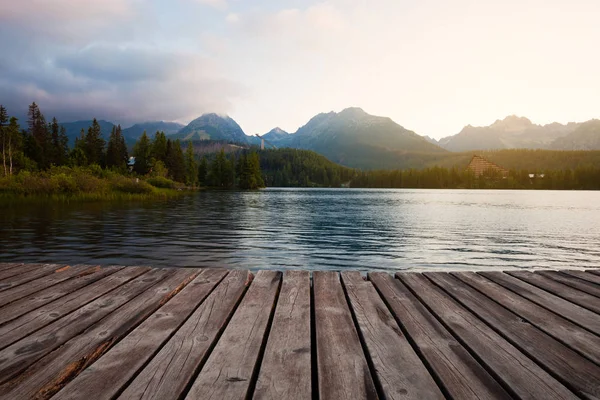 Alpine Montanha Lago Ensolarado Manhã Vista Panorâmica Strbske Pleso Eslováquia — Fotografia de Stock