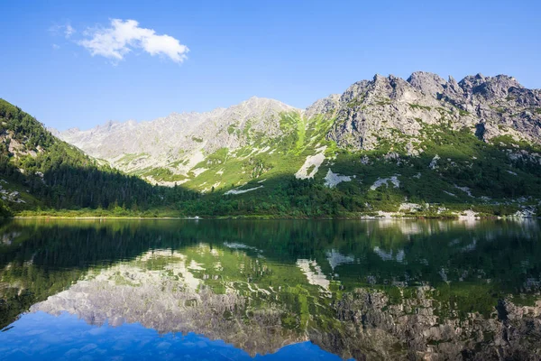 Schönen Sommer Alpinen Bergsee Blick Über Blauen Himmel Österreichische Alpen — Stockfoto