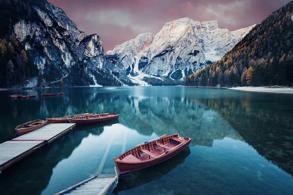 Ahşap Tekne Alp Dağ Gölü Lago Braies Dolomites Alpler Talya — Stok fotoğraf