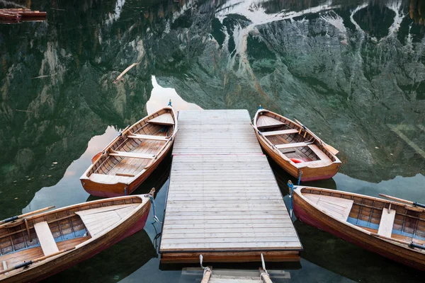 Barco Madera Lago Alpino Montaña Lago Braies Dolomitas Alpes Italia —  Fotos de Stock