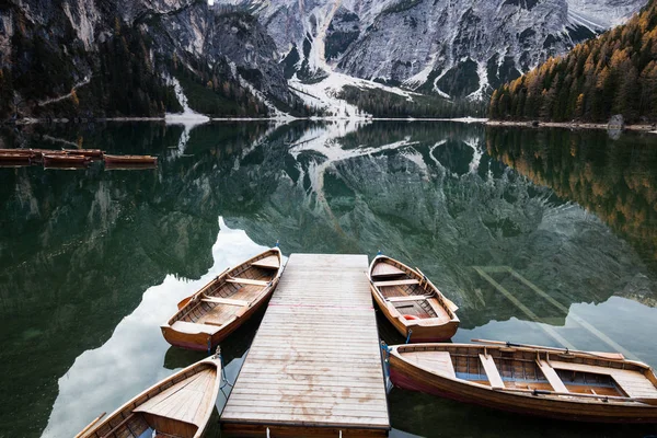 Barco Madera Lago Alpino Montaña Lago Braies Dolomitas Alpes Italia —  Fotos de Stock