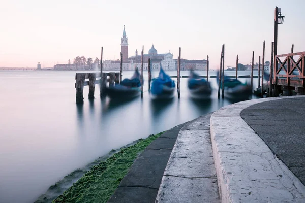 Venedig Klassische Aussicht Mit Gondeln Auf Den Wellen Venedig Italien — Stockfoto