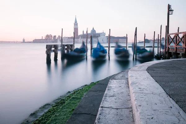 Veneza Vista Clássica Com Gôndolas Nas Ondas Veneza Itália — Fotografia de Stock