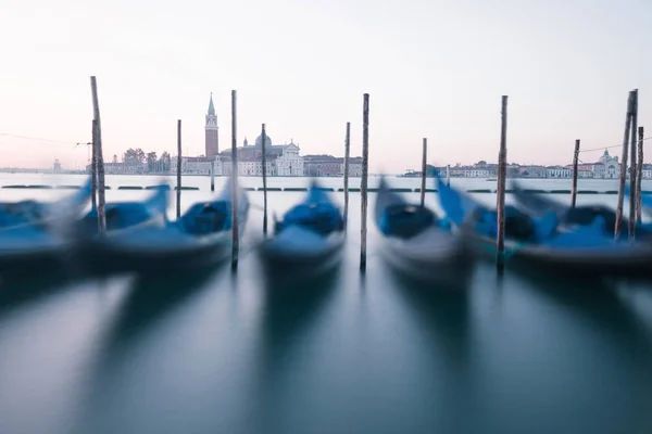 Venedig Traditionelle Gondeln Auf Den Wellen Venedig Italien — Stockfoto