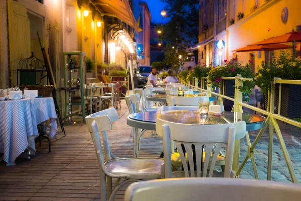 Açık Restoran Terasında Gece Eski Avrupa Şehri Sokak — Stok fotoğraf