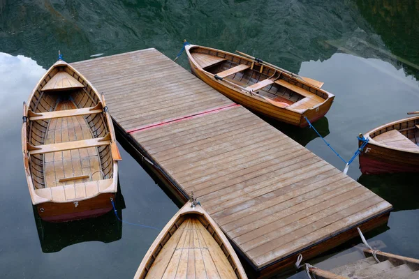 Hajók Lago Braies Hegyi Dolomit Olaszország — Stock Fotó